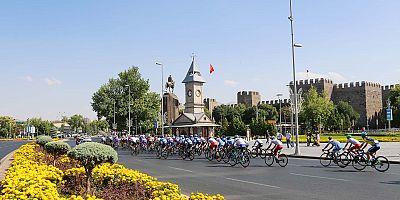 Bisikletçiler Pedallarını Kayseri'den Erciyes'e Çevirdi