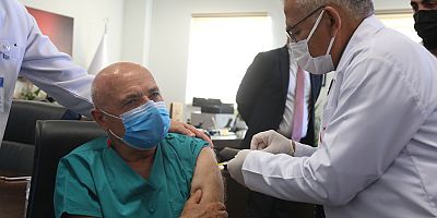Doktor Başkan, Doktor Milletvekili ve Gazeteciye Covid-19 Aşısı Yaptı