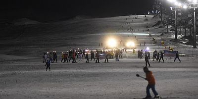 Erciyes’te Gelenekselleşen Yeni Yıl Gece Kayağı Yapıldı