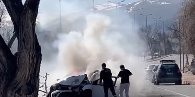 Kayseri’de Ağaca Çarpan Otomobil Yandı