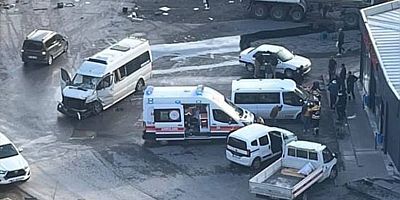 Kayseri’de Altı Aracın Karıştığı Kazada 6 Kişi Yaralandı