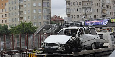 Kayseri’de Direksiyon Hakimiyetini Kaybeden Sürücü Bariyere Çarptı: 1 Yaralı