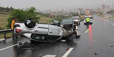 Kayseri'de İki Otomobil Çarpıştı: 2 Yaralı