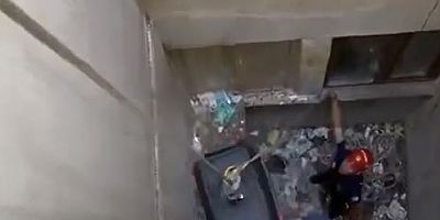 Kayseri’de İtfaiye Ekipleri Apartman Boşluğuna Düşen Kediyi Kurtardı