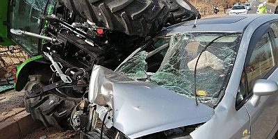 Kayseri’de Otomobil İle Traktör Çarpıştı: 3 Yaralı