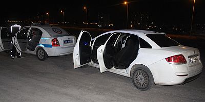 Kayseri'de Polis Aracına Çarpan Otomobildeki 2 Kişi, Yaya Olarak Kaçtı