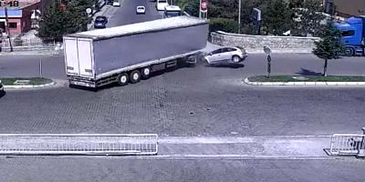 Tır'a Çarpan Otomobilin Sürücüsü Yaralandı