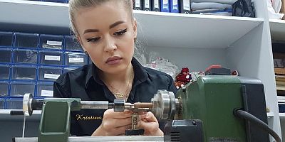 Ukraynalı eski model Khrystyna, Kayseri'de tespih üretiyor