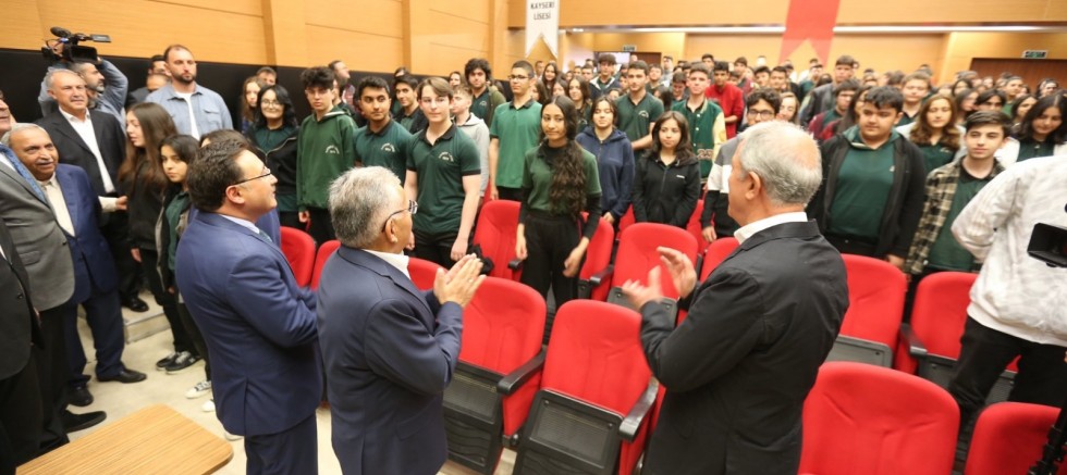 Bakan Akar, Kayseri Fen Lisesi’ne Dönüştürülen Okulda Öğrencilerle Buluştu