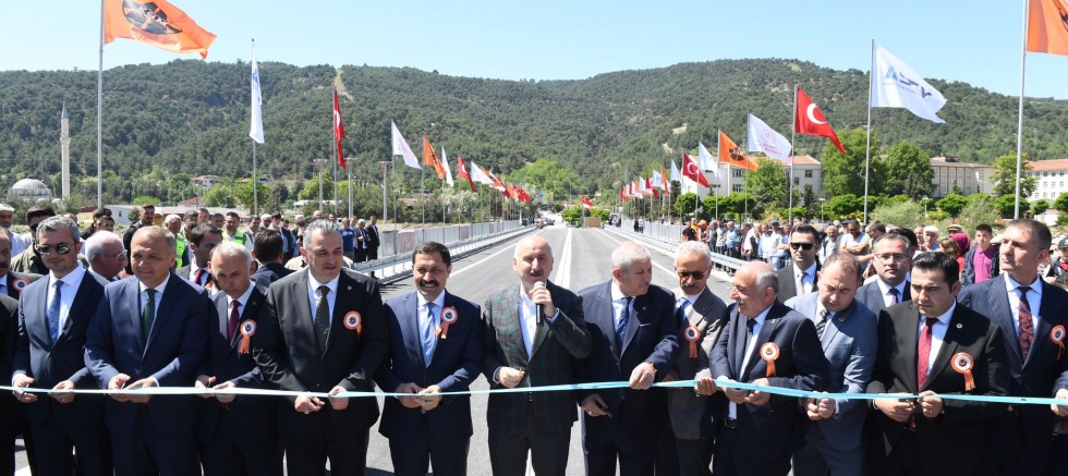 Bakan Karaismailoğlu:  Taşova Sanayi Mahallesi Köprüsü ile Ulaşım Standardını Yükseltiyoruz