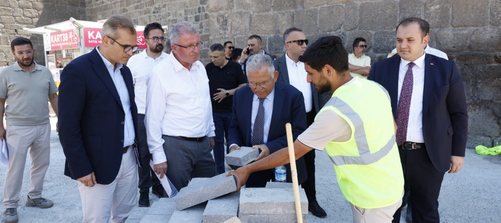 Başkan Büyükkılıç, Cumhuriyet Meydanı'ndaki Yenileme Çalışmalarını İnceledi