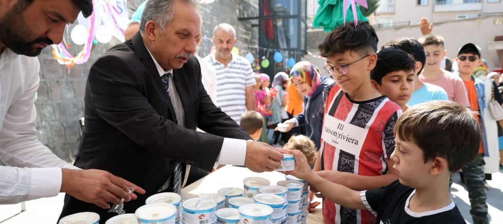Başkan Yalçın'dan Yaz Kuran Kursu Öğrencilerine Dondurma İkramı