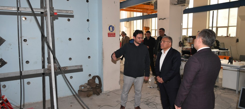Büyükkılıç, 2014’te Hayata Geçirdiği ERÜ Deprem Araştırma Laboratuvarı’nı Ziyaret Etti