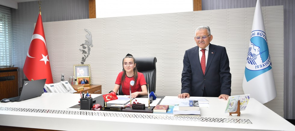 Çocuk Başkan Büyükşehir Koltuğuna Oturdu, “Çanakkale Gezisi” Talimatı Verdi