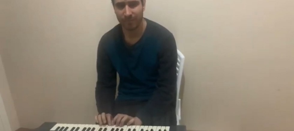 Ders Almadan Piyano Öğrenin Görme Engelli Mutlu, Müziği Kendisine Ait Klip Çıkardı