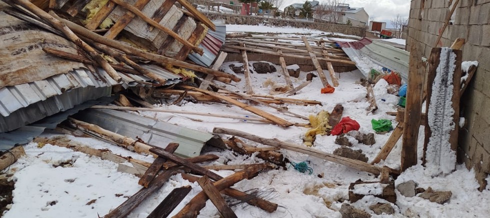 Develi’de Şiddetli Rüzgar Besi İşletmesinin Çatısını Uçurdu