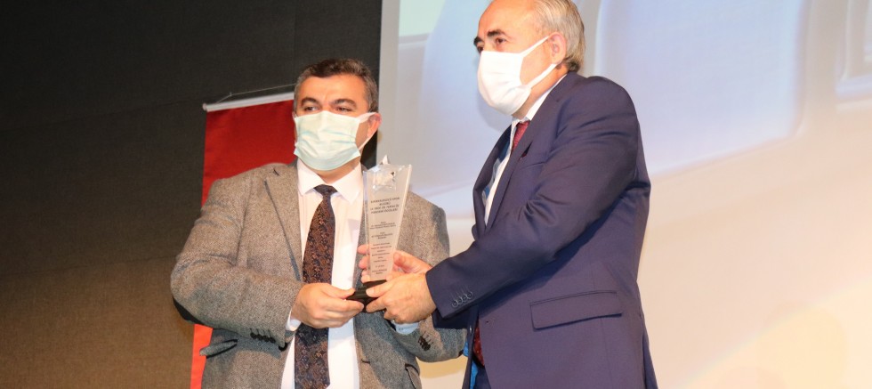 Doktor Başkan, Pandemi Ödüllerinde Yılın Büyükşehir Belediye Başkanı Seçildi