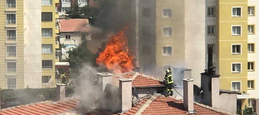 Esentepe’de 5 Katlı Binanın Çatı Katında Yangın Çıktı