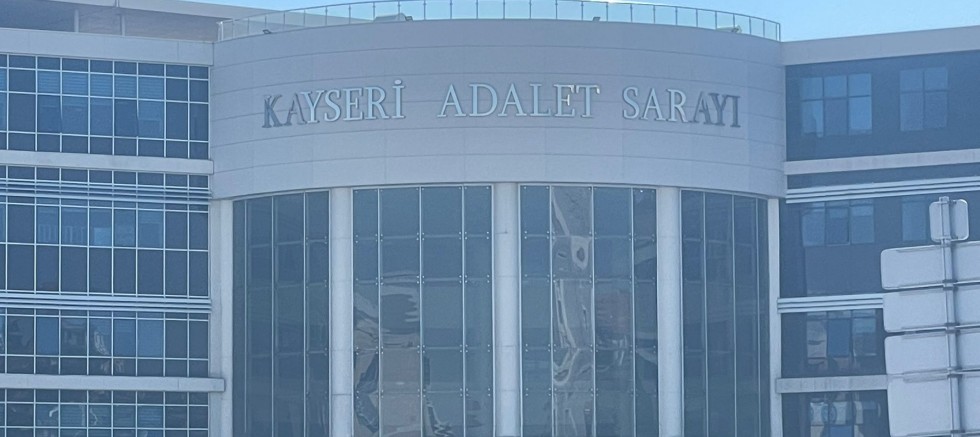 Eşini Maket Bıçağı İle Yaralayan Sanığın Yargılandığı Dava Ertelendi