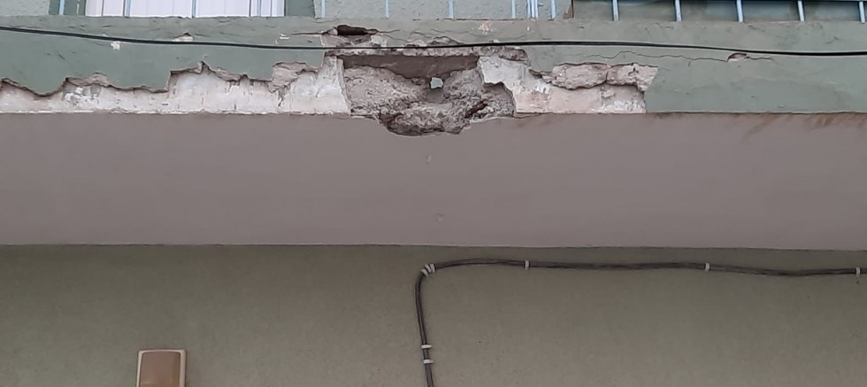 Hat yenilerken zarar gören balkon, söz verilmesine rağmen tamir edilmedi