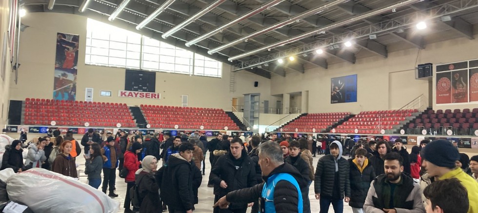 Kayseri Atatürk Spor Kompleksinde Yardımlar Toplanıyor
