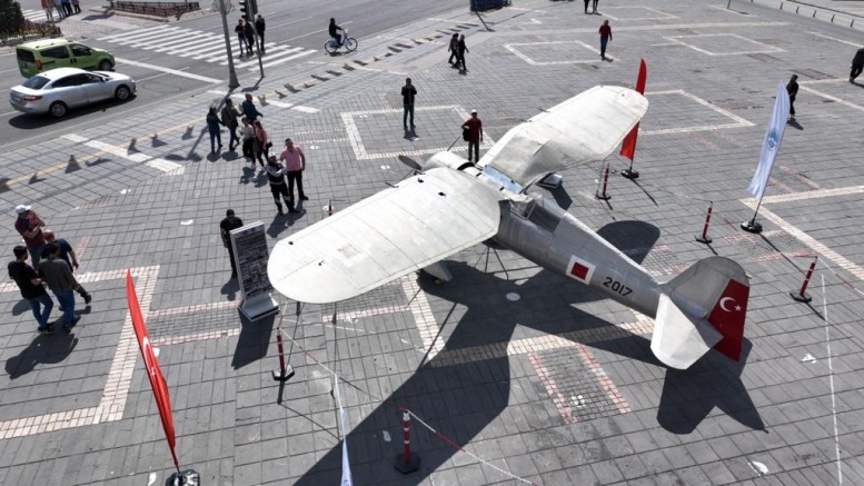 Kayseri Büyükşehir Belediyesi Meydanda Sergilediği Uçak İle Atatürk’ü İstismar Ediyor