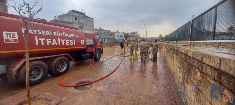 Kayseri Büyükşehir, Deprem Bölgesinin Yanı Sıra Sel Felaketi Yaşayan Bölgeye Yardıma Koştu