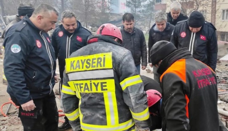 Kayseri Büyükşehir İtfaiye ekipleri deprem bölgesinde  