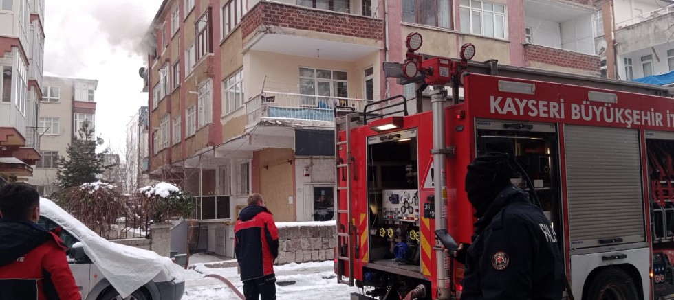 Kayseri’de 3 Katlı Binada Yangın