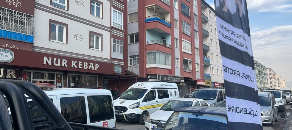 Kayseri’de 50 Yaşındaki Kadın Kendini Balkona Asarak Canına Kıydı!