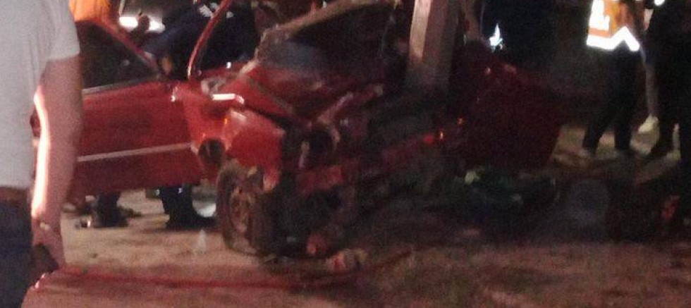 Kayseri’de Aydınlatma Direğine Çarpan Otomobilin Sürücüsü Ağır Yaralandı