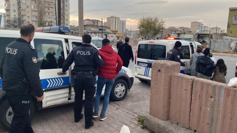 Kayseri’de Evinin Penceresinden Uzun Namlulu Silahla Ateş Açtı: 3 Kişi Yaralandı