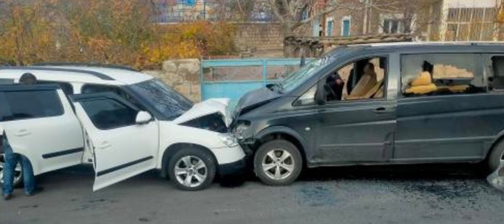 Kayseri’de Husumetlisinin Minibüsünü Çekiç İle Parçaladı