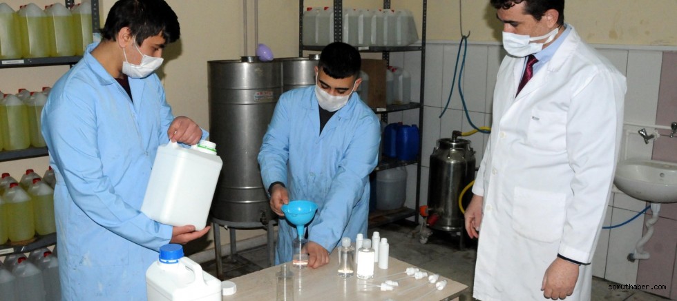Kayseri'de Kimya Öğretmeni, Bitkisel Dezenfektan Üretti