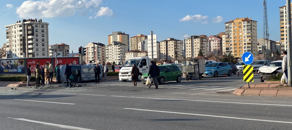 Kayseri’de Maddi Hasarlı Trafik Kazasına Araç Yan Yattı