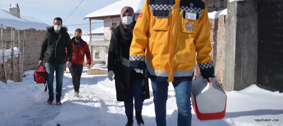 Kayseri'de Sağlık Çalışanlarının Zorlu Kış Şartlarında Aşı Çalışması