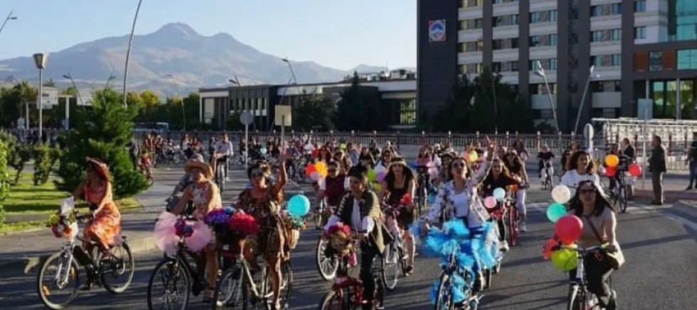 Kayseri’de Süslü Kadınlar Bisiklet Turu