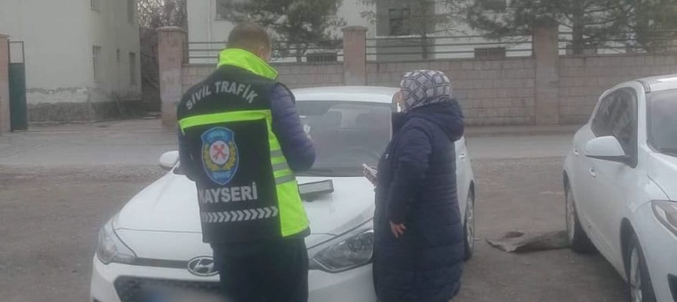 Kayseri'de Trafik Ekipleri, Kuralları İhlal Eden Sürücülere Cezayı Kesti