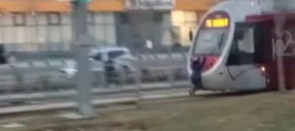 Kayseri’de Tramvaya Tutunan Vatandaştan Tehlikeli Yolculuk