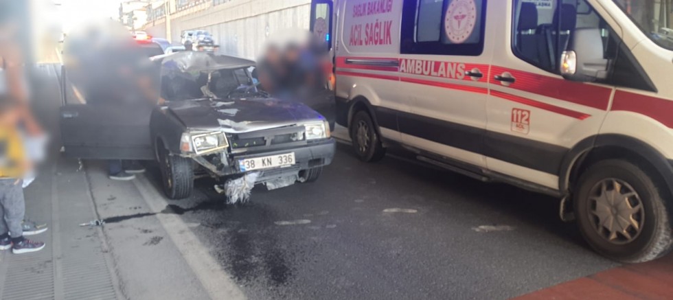 Kayseri’de Yola Düşen Sebzelerini Alacakken Araç Çarpan Sürücü Ağır Yaralandı