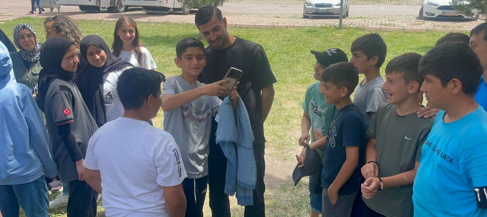 Kayserili Futbolcu Nurettin Korkmaz Öğrencilerle Bir Araya Geldi