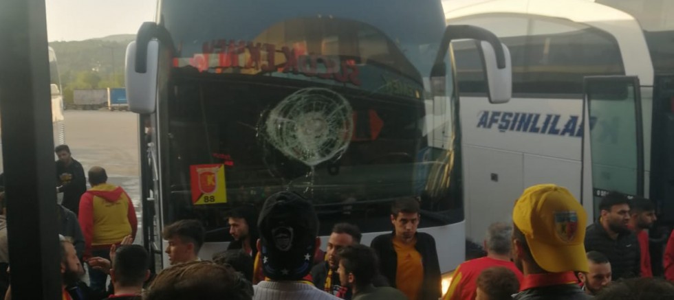 Kayserispor Taraftarını Taşıyan Otobüslere Taşlı Saldırı: 1 Yaralı