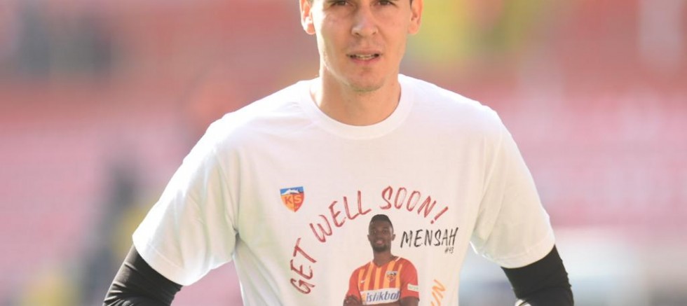 Kayserisporlu Futbolcular Sahaya ‘Geçmiş Olsun Mensah’ Yazılı Tişörtlerle Çıktılar