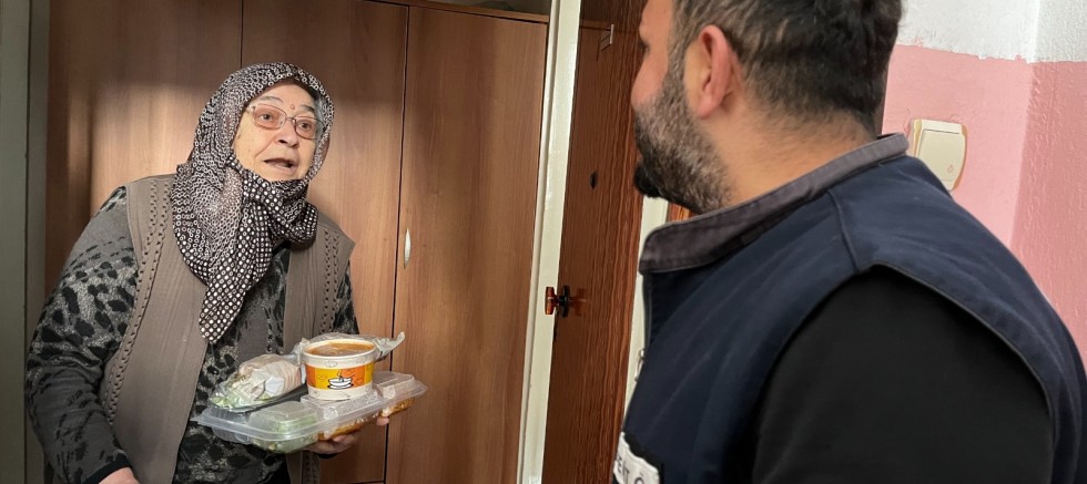 Kocasinan’ın ‘Gönül Kazan’ Projesiyle 229 Vatandaşın Evine Sıcak Yemek Ulaştırılıyor