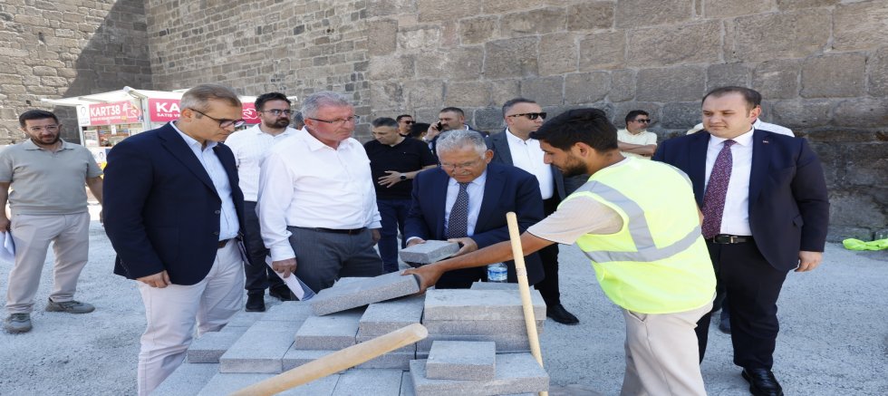 Başkan Büyükkılıç, Cumhuriyet Meydanı'ndaki Yenileme Çalışmalarını İnceledi