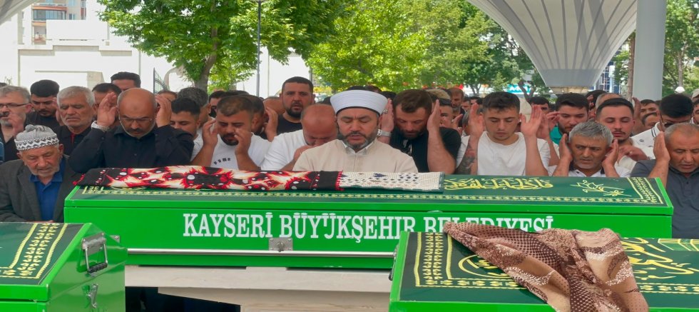 Düğün Konvoyunda Meydana Gelen Kazada Hayatını Kaybeden Genç Kadın Toprağa Verildi