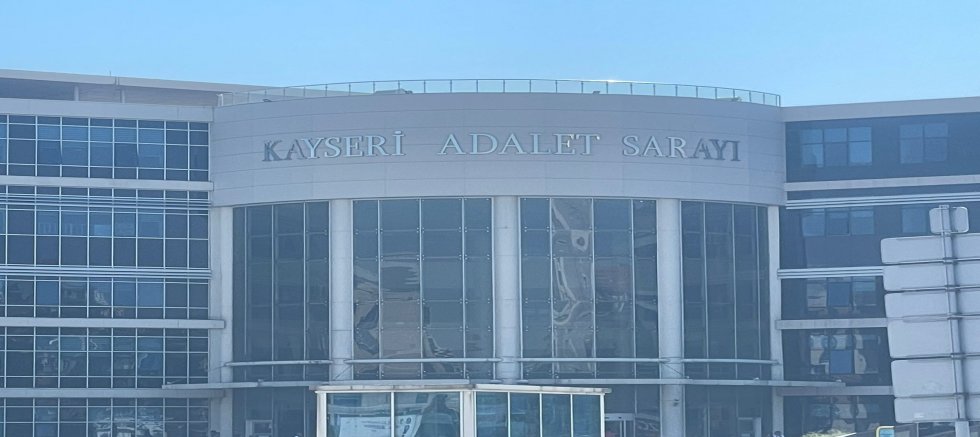 Eşini Maket Bıçağı İle Yaralayan Sanığın Yargılandığı Dava Ertelendi