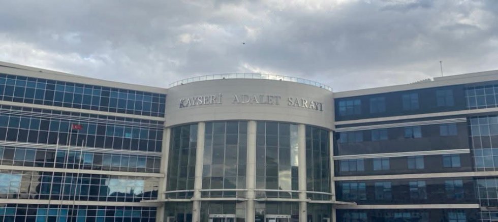 Eski Eşinin Bıçakla Yaralamakla Suçlanan Şahsın Yargılanmasına Başlandı