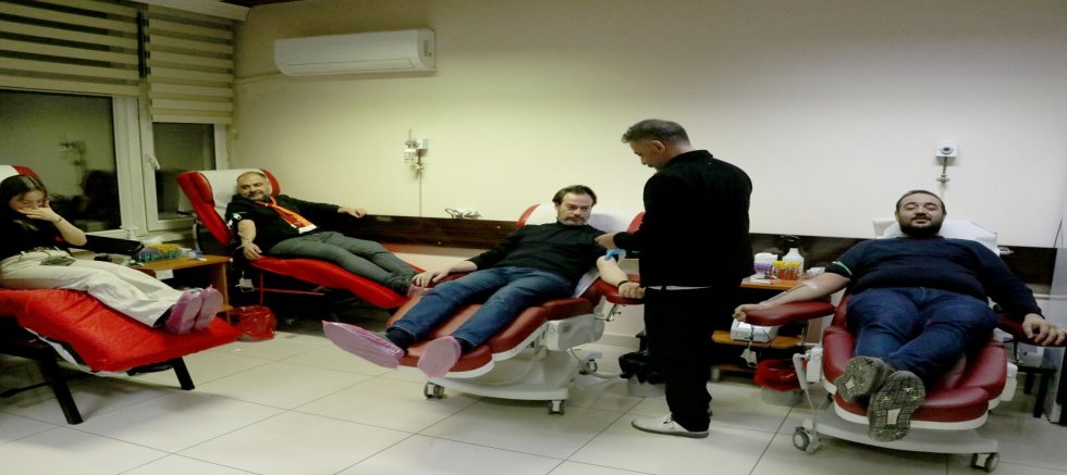 Galatasaray Taraftarları ve Eğitimcilerden Kanser Hastası Çocuklar İçin Kan Bağışı