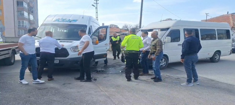 İlkokul Öğrencilerini Taşıyan Servis Kaza Yaptı: 6 Yaralı